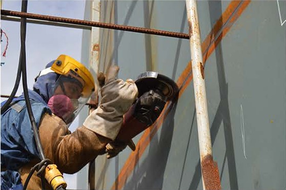 Equipo y herramientas de trabajo industrial documentados en el brochure